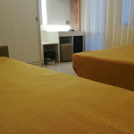 Hotel Metropol Sottomarina Buitenkant foto