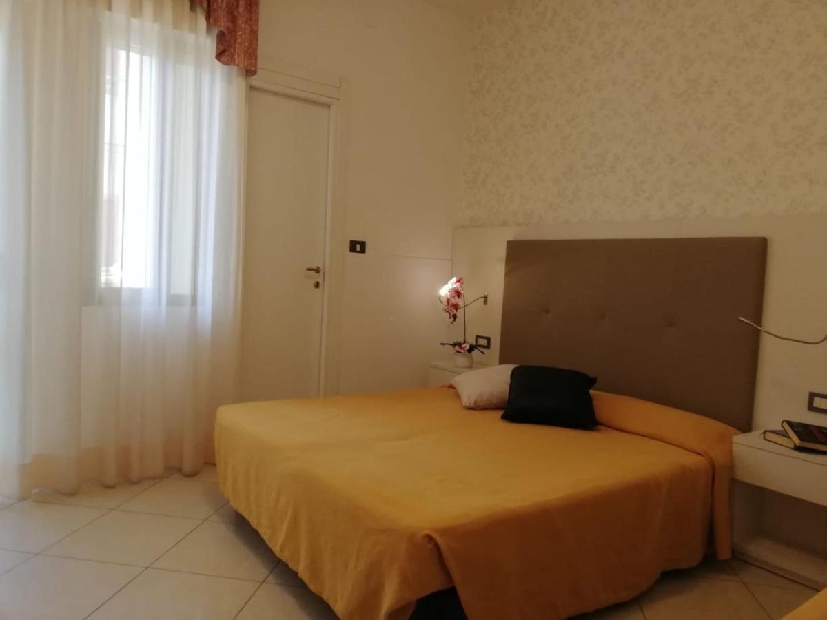 Hotel Metropol Sottomarina Buitenkant foto