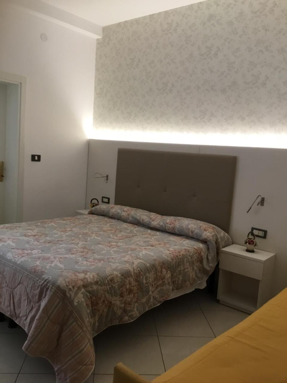 Hotel Metropol Sottomarina Buitenkant foto